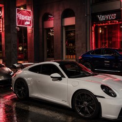 Venus Night Club - Luxury cars at the entrance of Venus Club Milano, creating an exclusive VIP nightlife experience in the heart of the city.