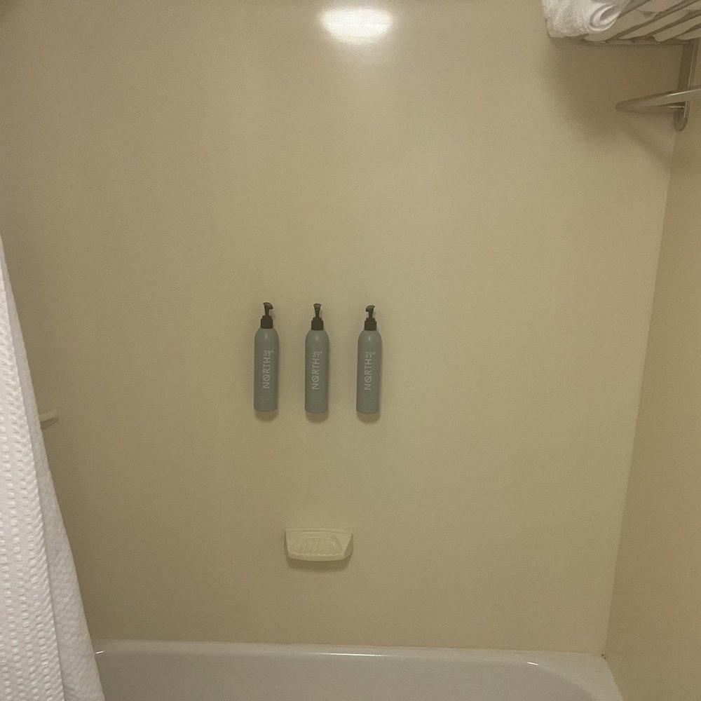 Courtyard by Marriott Charlotte Gastonia - Outdated bathtub. - Hotels Near Me - Gastonia, North Carolina