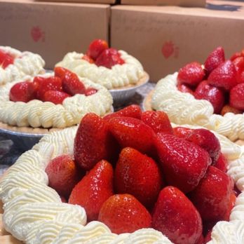 Strawberry Pie - strawberries and whipped cream on top - Desserts Near Me Strawberry Pie - strawberries and whipped cream on top - Desserts Near Me