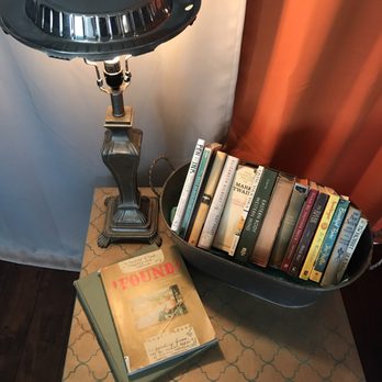 Tailgate Ranch - I love their little reading nook with their hubcap lamp - Vacation Rentals Near Me - Walnut Springs, Texas Tailgate Ranch - I love their little reading nook with their hubcap lamp - Vacation Rentals Near Me - Walnut Springs, Texas