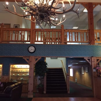 Summit Inn - Entrance. - Hotels Near Me - Snoqualmie Pass, Washington