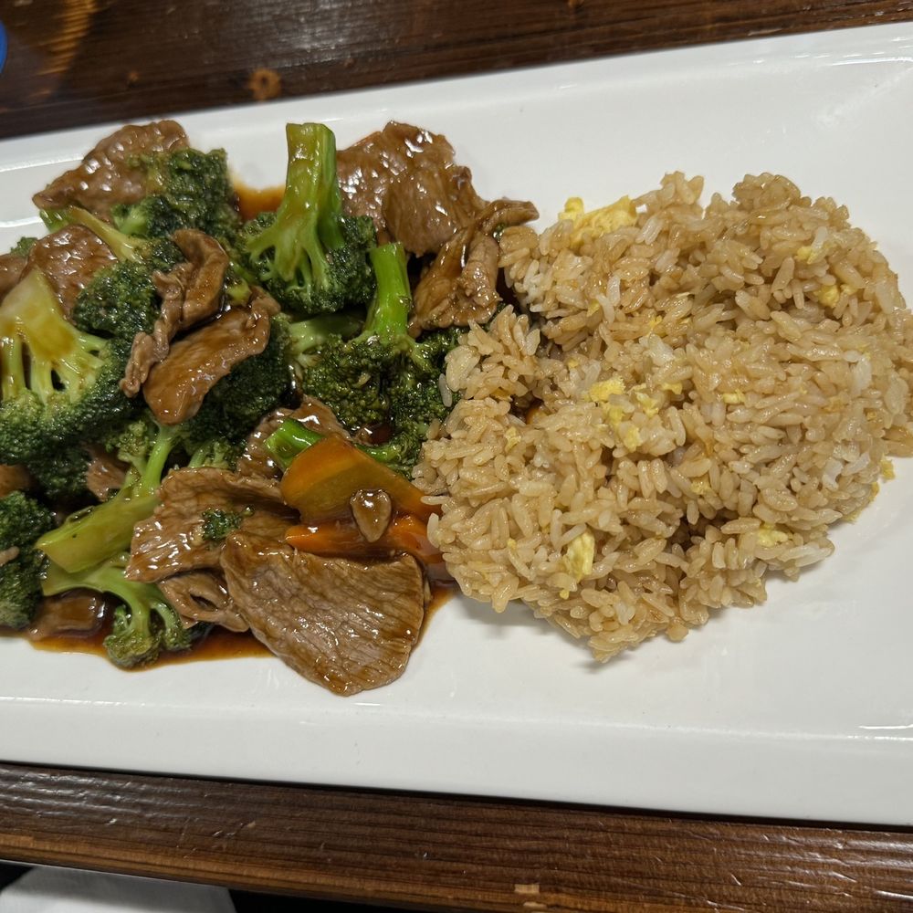 Lucky House - Beef & broccoli - Sushi Bars Near Me - Allen, Texas