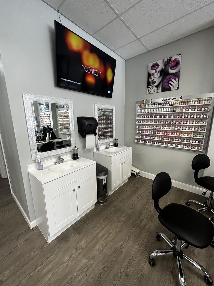 T&V Nails Spa Logo