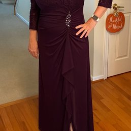 Moon's alternated my gown to shorten it. Two layers of fabric, beautifully stitched. Moon's alternated my gown to shorten it. Two layers of fabric, beautifully stitched.