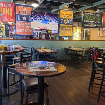Dollies Pub & Cafe - Inside - Pizza Near Me - Lahaina, Hawaii