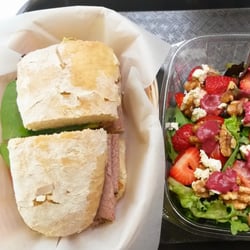 Resto Urban Kitchen - Sandwich roast beef y ensalada de fresa en Resto Urban Kitchen