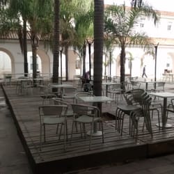 Divinas mesas en el Patio de las Palmeras. No recomendadas para el invierno profundo.