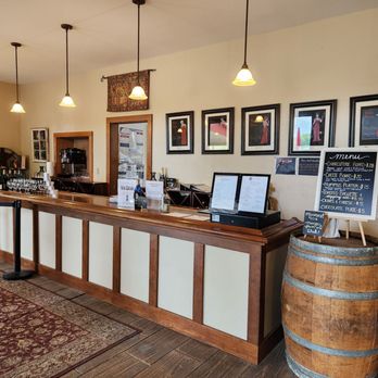 Cave Ridge Vineyard - Tasting room - Wineries Near Me - Mount Jackson, Virginia