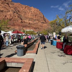 Tuacahn Saturday Market - Farmers market along flowing water
