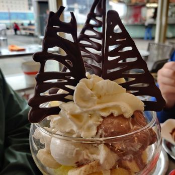 Eissalon am Schwedenplatz - Kilmangiqro- banana, chocolate and stracciatella ice cream with fruits - Ice Cream & Frozen Yogurt Near Me - Vienna, 9