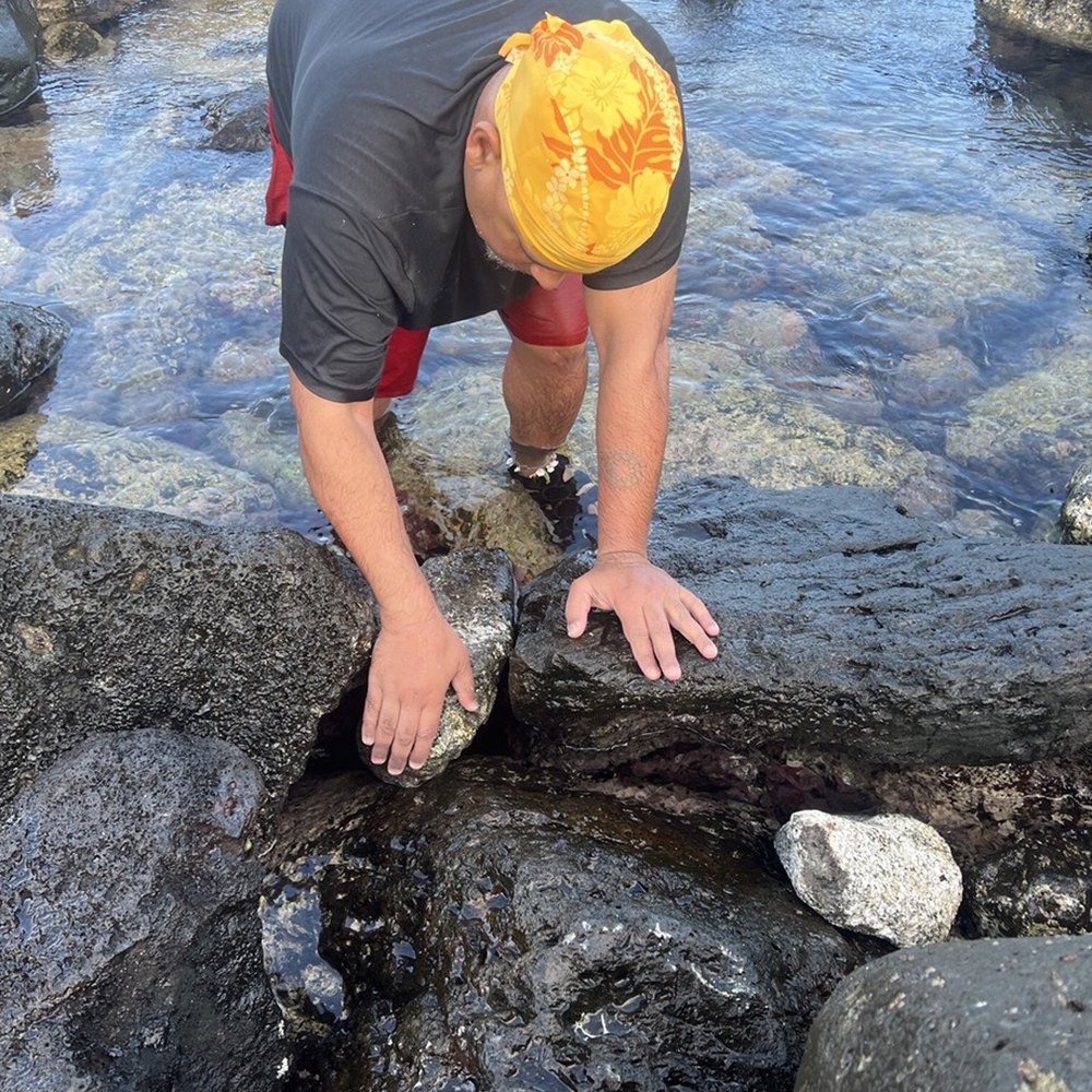 Kaiwi Shoreline Trail - Me, so worried trying to figure out how to move this big rocks that prevent me from reaching my phone in the bottom. - Hiking Near Me Kaiwi Shoreline Trail - Me, so worried trying to figure out how to move this big rocks that prevent me from reaching my phone in the bottom. - Hiking Near Me