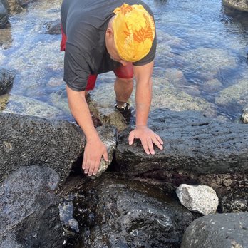 Kaiwi Shoreline Trail - Me, so worried trying to figure out how to move this big rocks that prevent me from reaching my phone in the bottom. - Hiking Near Me Kaiwi Shoreline Trail - Me, so worried trying to figure out how to move this big rocks that prevent me from reaching my phone in the bottom. - Hiking Near Me