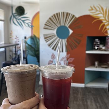 Vibras Juice Bar - Chunky monkey smoothie and peach pomegranate black tea - Coffee & Tea Near Me - Lone Pine, California Vibras Juice Bar - Chunky monkey smoothie and peach pomegranate black tea - Coffee & Tea Near Me - Lone Pine, California