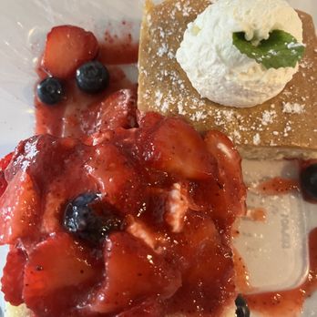 The Kill Devil Grill - Strawberry shortcake - so good! - American Near Me - Kill Devil Hills, North Carolina