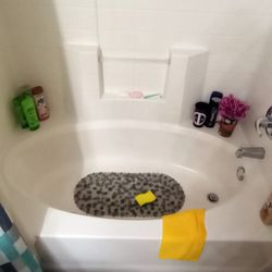 B&M Cleaning - Shiny bathtub!