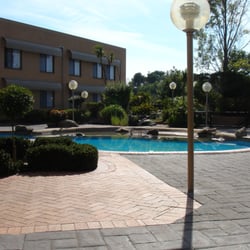 Best Western - Pool and inner courtyard.