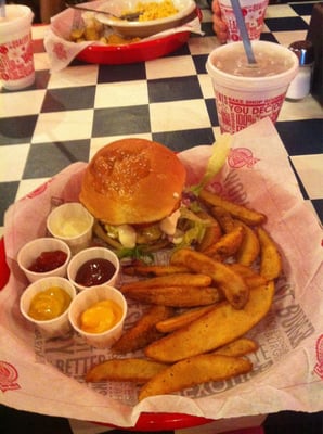 Fuddruckers by null