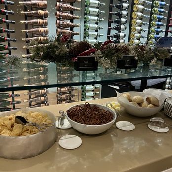 Star Alliance Lounge - Airport Lounges Near Me - Los Angeles, California