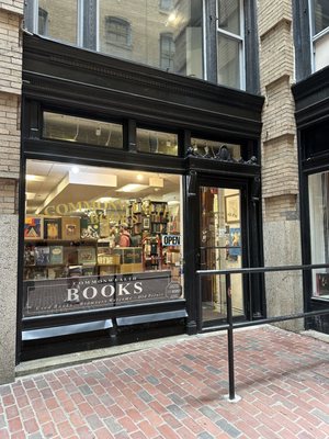 Commonwealth Books by null