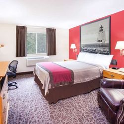 Super 8 by Wyndham West Branch - Guest room