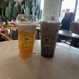 Jasmine/green tea with milk foam (left) Milk tea No.5 (right) Jasmine/green tea with milk foam (left) Milk tea No.5 (right)