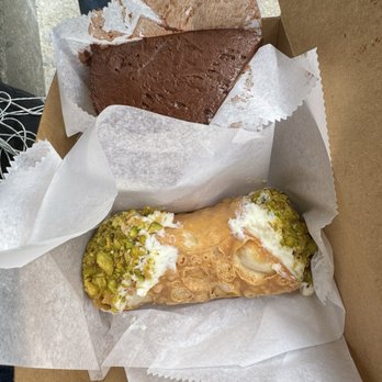 Mike's Pastry - Pasitashio cannoli and Boston cream pie - Bakeries Near Me - Boston, Massachusetts Mike's Pastry - Pasitashio cannoli and Boston cream pie - Bakeries Near Me - Boston, Massachusetts