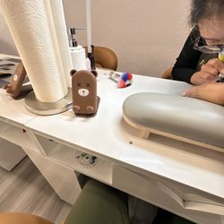 Friendly Nails - Phone holder for convenience