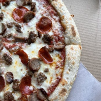 Mikey's Roast Beef & Pizza - Pale, doughy crust - Pizza Near Me - Hooksett, New Hampshire