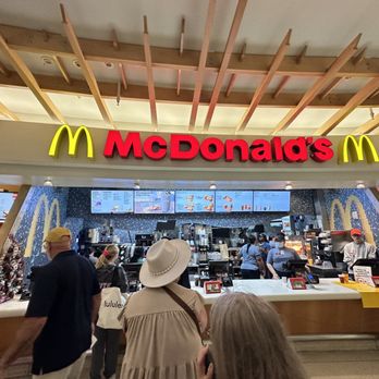 McDonald's - customers at a fast food restaurant - Burgers Near Me - Orlando, Florida McDonald's - customers at a fast food restaurant - Burgers Near Me - Orlando, Florida