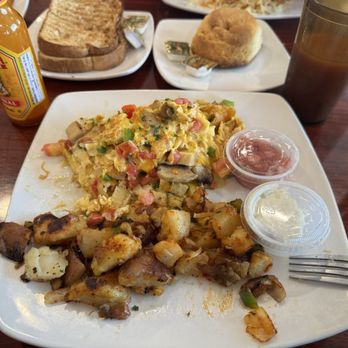 Mom's Kitchen - Chicken fajita omelette with home fries. - Diners Near Me - Fort Lauderdale, Florida Mom's Kitchen - Chicken fajita omelette with home fries. - Diners Near Me - Fort Lauderdale, Florida