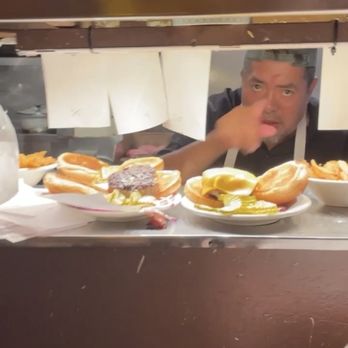 J.G. Melon - 'Chef' verbally assaulting me after I tried to take a quick snap of the burgers (NOT him) - American Near Me - New York, New York