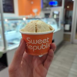 Single scoop in a cup