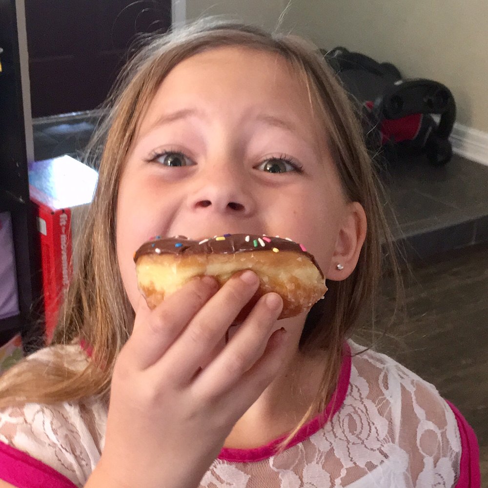 Dee Best Donuts Logo