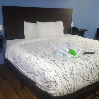 Athena Inn - King-sized bed. - Hotels Near Me - Chattanooga, Tennessee Athena Inn - King-sized bed. - Hotels Near Me - Chattanooga, Tennessee