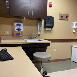 Northwestern Medicine Immediate Care Crystal Lake - Care room