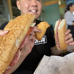 Tito's Market - Nosotros comiendo sanguches de salame!