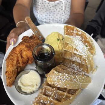 Smith & Kings - Chicken and waffles - Cocktail Bars Near Me - Honolulu, Hawaii Smith & Kings - Chicken and waffles - Cocktail Bars Near Me - Honolulu, Hawaii