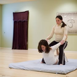 Vitamin N Nutrition & Health Counseling - Nathalie at work - Thai massage stretch