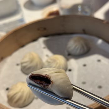 Din Tai Fung - Chocolate & Mochi Xiao Long Bao (6 each) - Taiwanese Near Me - Bellevue, Washington Din Tai Fung - Chocolate & Mochi Xiao Long Bao (6 each) - Taiwanese Near Me - Bellevue, Washington