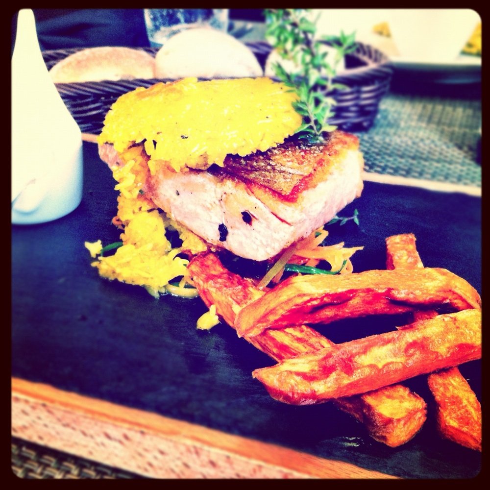 Le Jardin - Thai Salmon Burger - Brasseries Near Me - Lausanne, VD