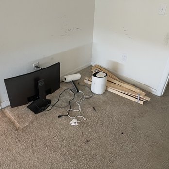 Bellhop Moving - Left part of a bed, a monitor, and a dehumidifier - Movers Near Me - Kissimmee, Florida Bellhop Moving - Left part of a bed, a monitor, and a dehumidifier - Movers Near Me - Kissimmee, Florida