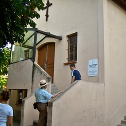 St-Nicolas rite orthodoxe russe - Entrée de l'église Saint-Nicolas. Accès pour les handicapés à droite.