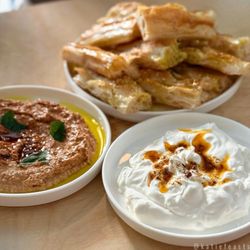 Laziza - Muhamarra, labne, Turkish pide