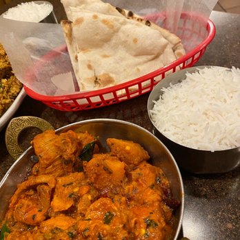 Maa Kitchen - Chicken Vindaloo and Plain Naan - Indian Near Me - Jacksonville, Florida
