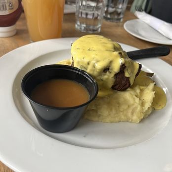 Robert's Maine Grill - Filet Mignon with Bernaise Sauce, carrots, and mashed potatoes - New American Near Me - Kittery, Maine Robert's Maine Grill - Filet Mignon with Bernaise Sauce, carrots, and mashed potatoes - New American Near Me - Kittery, Maine