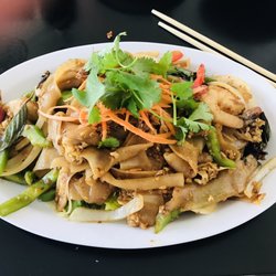 Zen Japanese Thai Cuisine - Drunken Noodle very tasty loaded with large shrimp