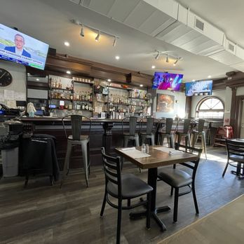 Brooklyn Dip And Burger - Bar area - Burgers Near Me - Mineola, New York