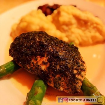 芝樂坊餐廳 - Steak Diane and Herb Crusted Salmon - American Near Me - Hong Kong, HK