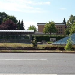 U-Bahnhof und Bushaltestelle Dülferstraße