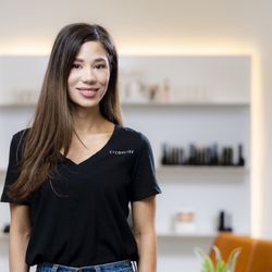 Eyedolize - Gabby, one of Eyedolize's experienced and talented lash artists.